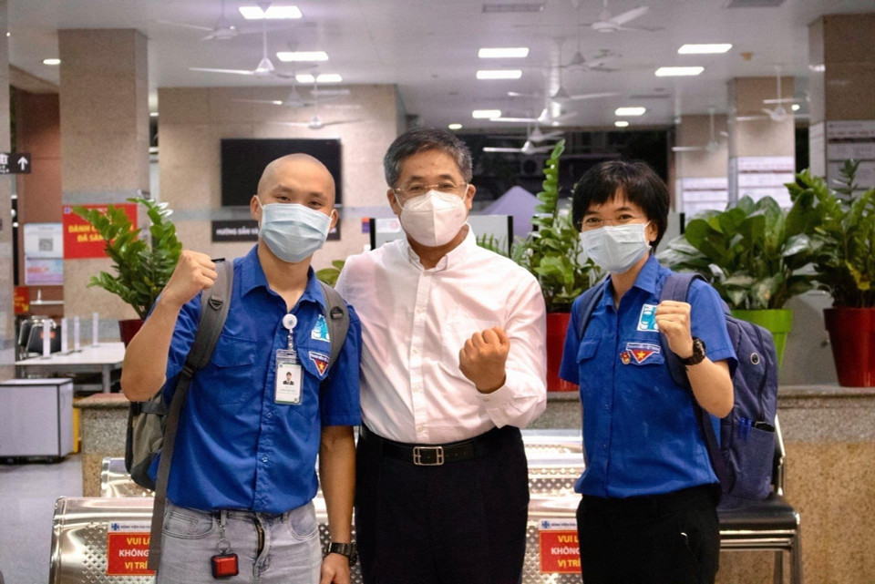 Bác sỹ Đặng Minh Hiệu - Khoa Gây mê Hồi sức (ngoài cùng bên trái) và bác sỹ Huỳnh Trương Nguyệt Anh - Khoa Chấn thương Chỉnh hình (ngoài cùng bên phải) Bệnh viện Đại học Y dược Thành phố Hồ Chí Minh xuất phát đến Bắc Giang hỗ trợ chống dịch COVID-19. Đây là một trong hàng nghìn bạn trẻ là đoàn viên thanh niên, sinh viên y khoa trên địa bàn đã đăng ký tình nguyện vào đội xung kích chống dịch, đến hỗ trợ các y, bác sỹ, ngành chức năng địa phương trong công tác xét nghiệm, tuyên truyền và hậu cần. (Ảnh: TTXVN phát)