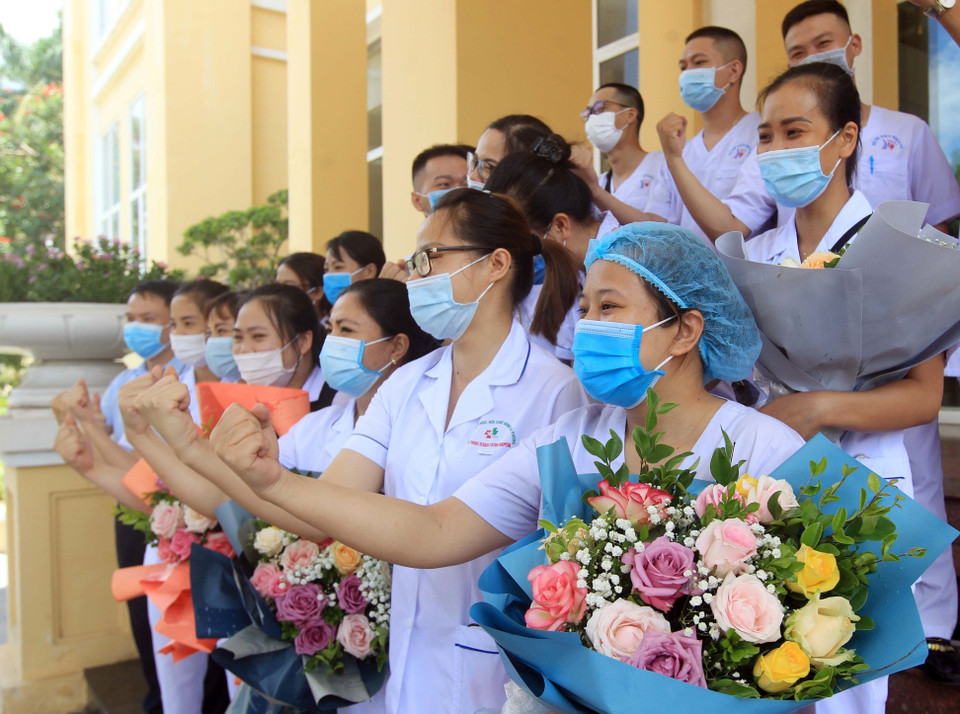 Các y bác sỹ thể hiện lòng quyết tâm trước khi vào Thành phố Hồ Chí Minh hỗ trợ phòng, chống dịch. (Ảnh: An Đăng/TTXVN)