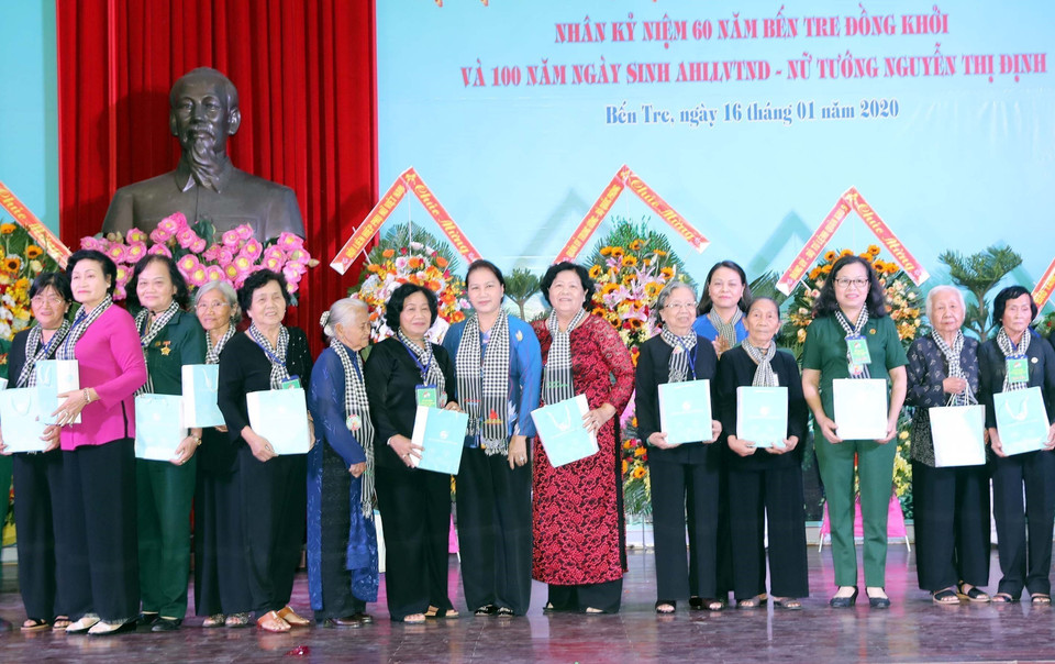 Chiều 16/1/2020, tại Bến Tre, Chủ tịch Quốc hội Nguyễn Thị Kim Ngân dự họp mặt Đội quân tóc dài nhân kỷ niệm 60 năm phong trào Bến Tre và 100 năm Ngày sinh Anh hùng Lực lượng vũ trang-Nữ tướng Nguyễn Thị Định. (Ảnh: Trọng Đức/TTXVN)