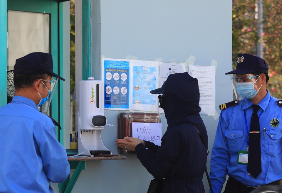 Công nhân tại các công ty trong Khu công nghiệp Thăng Long phải thực hiện đầy đủ công tác phòng, chống dịch. (Ảnh: Phan Tuấn Anh/TTXVN)