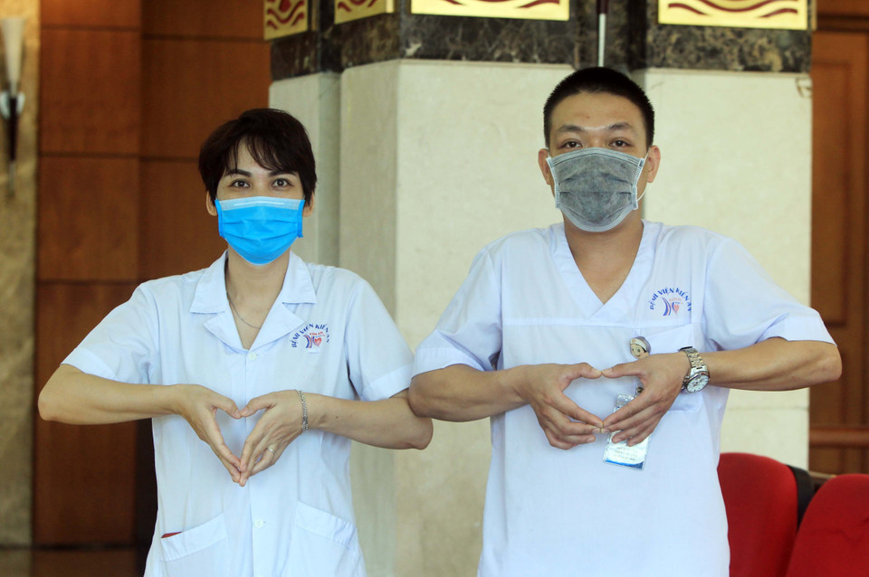 Cặp vợ chồng bác sỹ Đỗ Ngọc Anh và Nguyễn Thị Giang cùng xung phong vào Thành phố Hồ Chí Minh hỗ trợ phòng, chống dich. (Ảnh: An Đăng/TTXVN)