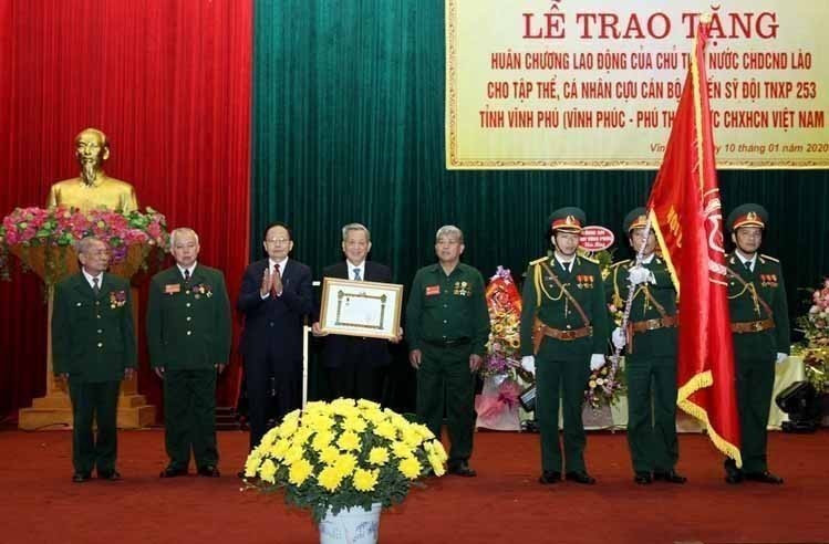 Ngày 10/1/2020, Hội cựu Thanh niên xung phong tỉnh Vĩnh Phúc tổ chức lễ trao Huân chương Lao động hạng Nhất, Nhì, Ba của Chủ tịch nước Cộng hòa Dân chủ nhân dân Lào cho tập thể và các cá nhân đội Thanh niên xung phong 253 tỉnh Vĩnh Phúc. (Ảnh: Nguyễn Thảo/TTXVN)