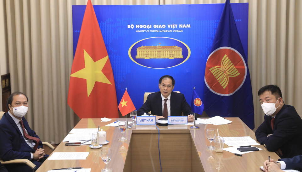 Bộ trưởng Ngoại giao Bùi Thanh Sơn dự hội nghị trực tuyến đặc biệt Bộ trưởng Ngoại giao ASEAN-Hoa Kỳ. (Ảnh: Lâm Khánh/TTXVN)