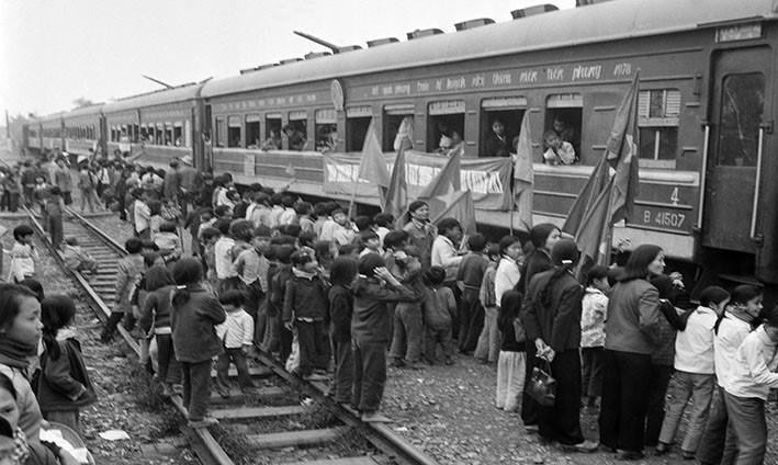 Tiễn các thanh niên xung phong lên đường ra tiền tuyến trong kháng chiến chống Mỹ, cứu nước. (Nguồn: TTXVN)