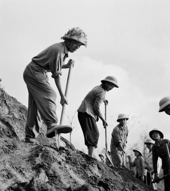 Chiến sỹ tiểu đội 1 thanh niên xung phong khẩn trương làm đường ở một địa điểm xung yếu trên tuyến đường Trường Sơn. (Ảnh: Văn Bảo/TTXVN)