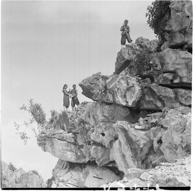 Thanh niên xung phong phá đá, mở đường xây dựng đường Trường Sơn. (Nguồn: TTXVN)