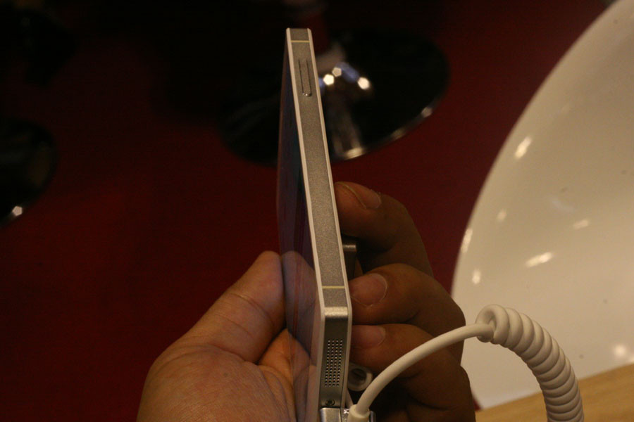 Ở góc nhìn này, Bphone có vẻ giống với iPhone. (Ảnh: Trung Hiền/Vietnam+)