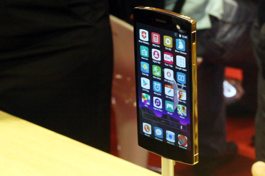 Chiếc Bphone mạ vàng. (Ảnh: Trung Hiền/Vietnam+)
