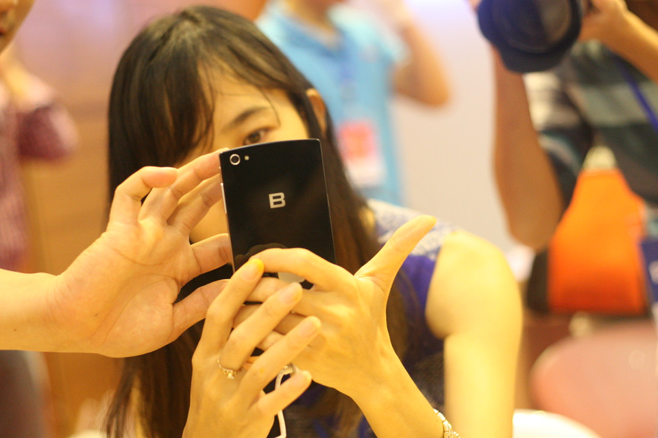 Mặt sau của chiếc Bphone. (Ảnh: Trung Hiền/Vietnam+)