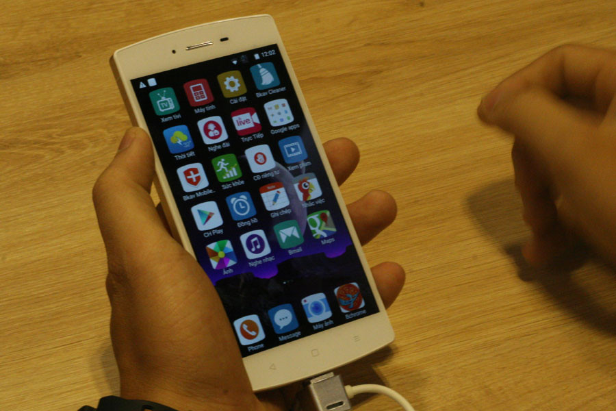 Máy có hệ điều hành BOS được Bkav viết trên nền tảng Android. (Ảnh: Trung Hiền/Vietnam+)