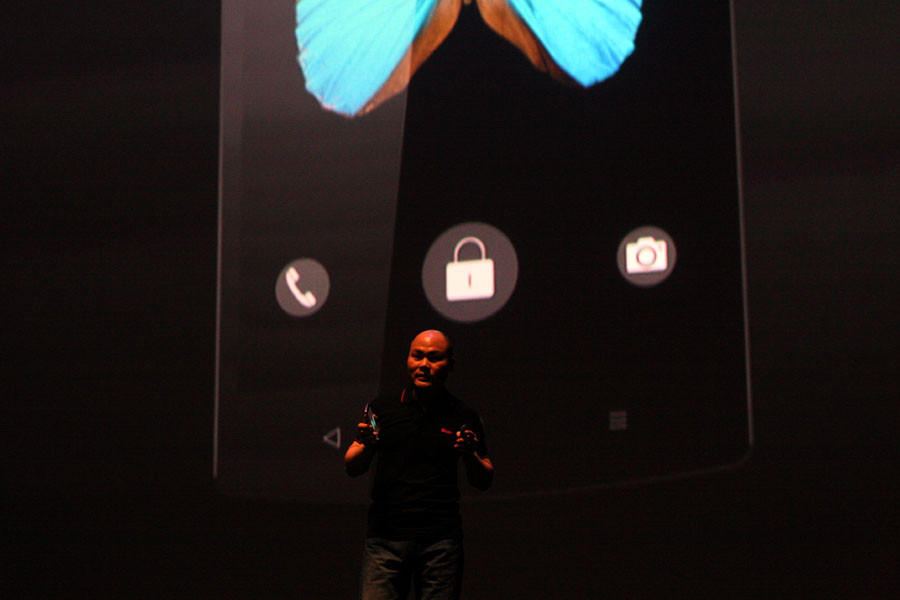 Ông Nguyễn Tử Quảng, CEO của Bkav hào hứng giới thiệu về "đứa con đầu tay" gia nhập thị trường di động. (Ảnh: Trung Hiền/Vietnam+)