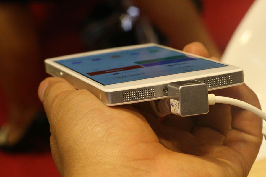 Hệ thống loa được thiết kế phía cạnh dưới của máy. (Ảnh: Trung Hiền/Vietnam+)