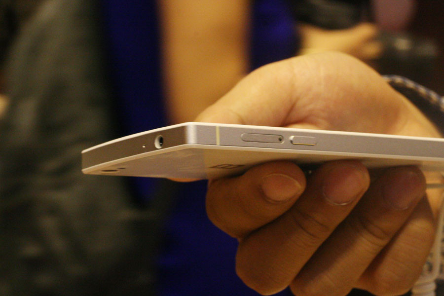 Khay sim và nút bật nguồn bên cạnh trái của máy, jack cắm tai nghe trên nóc. (Ảnh: Trung Hiền/Vietnam+)