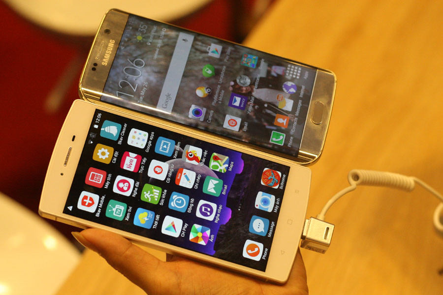 Bphone và Samsung Galaxy S6 Egde. (Ảnh: Trung Hiền/Vietnam+)