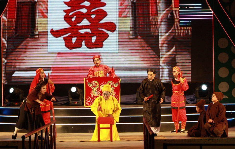 Nghệ sỹ Nhà hát Nghệ thuật Hát bội Thành phố Hồ Chí Minh diễn trích đoạn Quan huyện xử án. (Ảnh: Phương Vy/TTXVN)