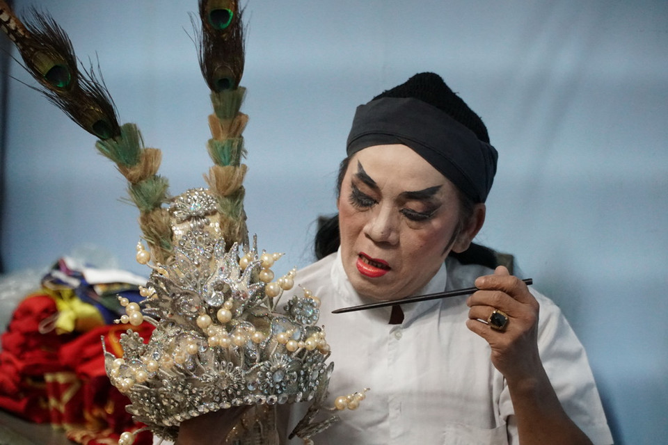 Nghệ sỹ hát bội hóa trang và chuẩn bị trang phục cho vai diễn. (Ảnh: Phương Vy/TTXVN)