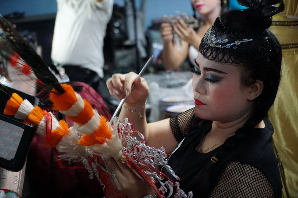 Nghệ sỹ hát bội hóa trang và chuẩn bị trang phục cho vai diễn. (Ảnh: Phương Vy/TTXVN)