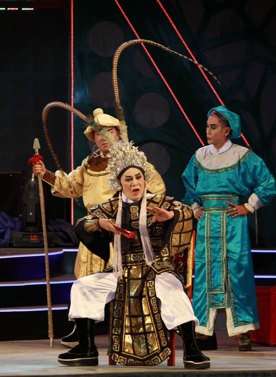 Nghệ sỹ Nhà hát Nghệ thuật Hát bội Thành phố Hồ Chí Minh diễn trích đoạn vở Ngọc Kỳ Lân dự yến. (Ảnh: Phương Vy/TTXVN)