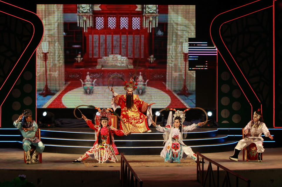 Nghệ sỹ Nhà hát Nghệ thuật Hát bội Thành phố Hồ Chí Minh diễn trích đoạn vở Song nữ loạn Viên Môn. (Ảnh: Phương Vy/TTXVN)