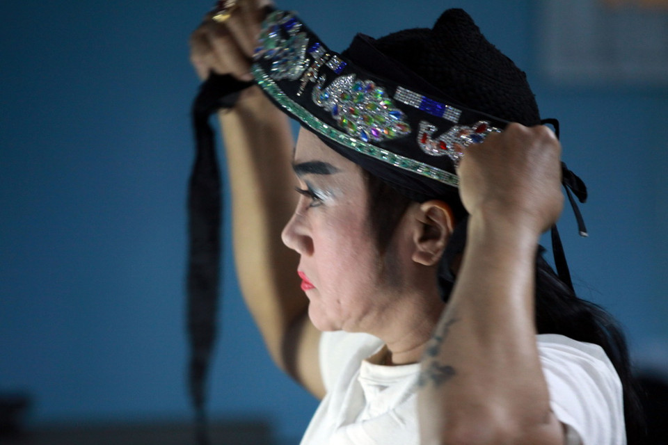 Nghệ sỹ hát bội hóa trang và chuẩn bị trang phục cho vai diễn. (Ảnh: Phương Vy/TTXVN)