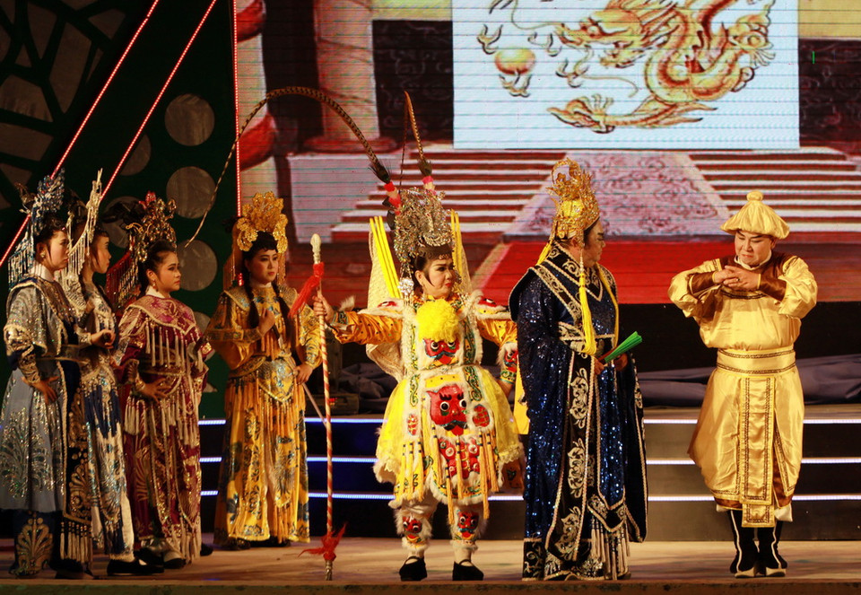 Nghệ sỹ Nhà hát Nghệ thuật Hát bội Thành phố Hồ Chí Minh diễn trích đoạn vở Ngọc Kỳ Lân dự yến. (Ảnh: Phương Vy/TTXVN)