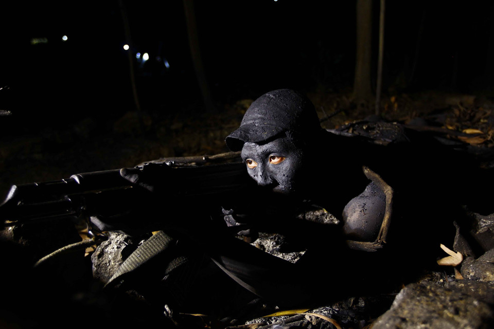 Chiến sỹ Lữ đoàn Đặc công 113 luyện tập ngụy trang hòa lẫn với môi trường xung quanh khi đột nhập mục tiêu. (Ảnh: An Đăng/TTXVN)