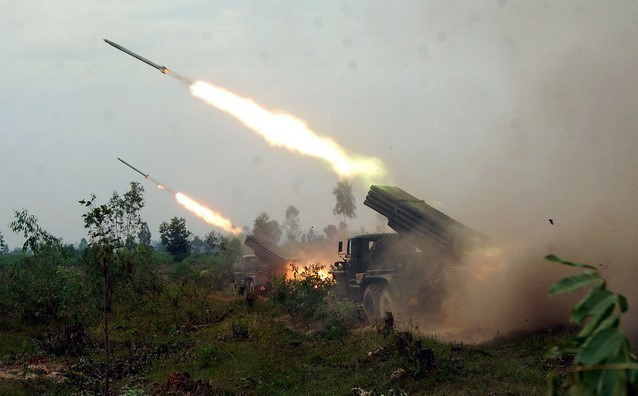 Diễn tập bắn đạn thật tại Lữ đoàn pháo binh 434. (Ảnh: Trọng Đức/TTXVN)