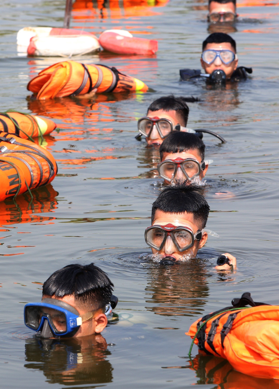 Chiến sỹ Lữ đoàn Đặc công Hải quân 126 huấn luyện thực hành lặn. (Ảnh: Trọng Đức/TTXVN)