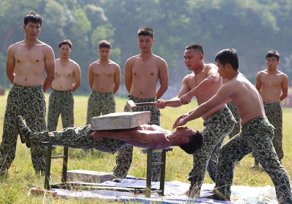 Chiến sỹ Lữ đoàn Đặc công 198 rèn luyện khí công. (Ảnh: Dương Giang/TTXVN)