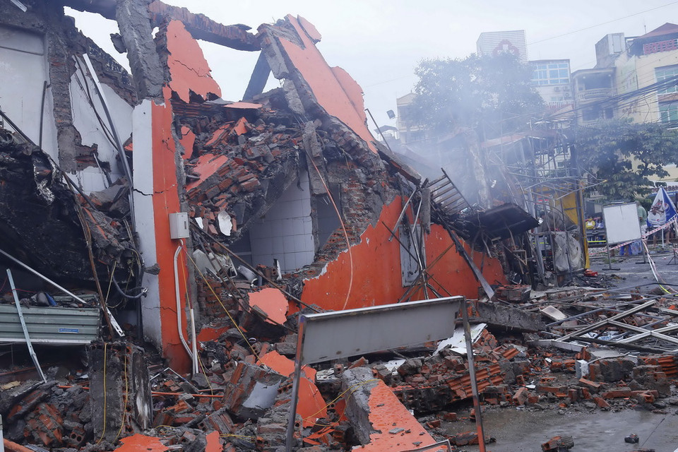 Đến khoảng 2 giờ 30 phút, đám cháy mới cơ bản được khống chế. (Ảnh: Văn Điệp/TTXVN)