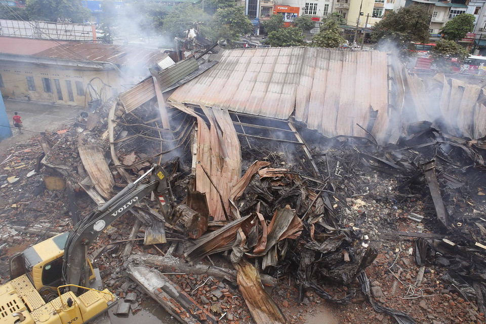 Vụ hoả hoạn đã khiến toàn bộ hàng hoá trong siêu thị bị cháy rụi hoàn toàn. (Ảnh: Văn Điệp/TTXVN)