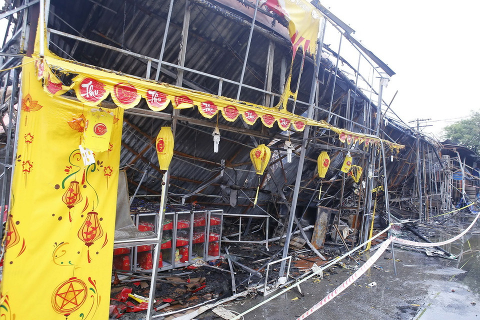  Lực lượng Phòng cháy chữa cháy đã huy động nhiều xe chữa cháy cùng hàng chục chiến sỹ có mặt tại hiện trường để dập lửa. (Ảnh: Văn Điệp/TTXVN)