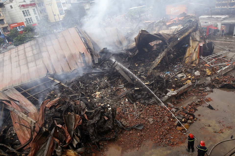 Cả hai tầng của siêu thị cũng bị đổ sập.(Ảnh: Văn Điệp/TTXVN)