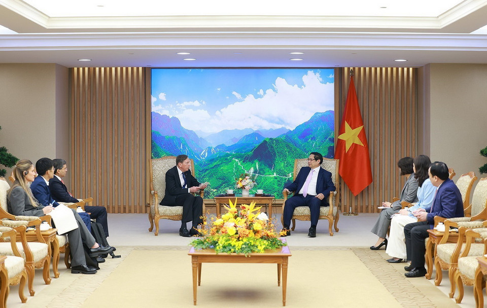 Thủ tướng Phạm Minh Chính tiếp ông David Petraeus Chủ tịch Viện toàn cầu Quỹ đầu tư Kohlberg Kravis Roberts. (Ảnh: Dương Giang/TTXVN)