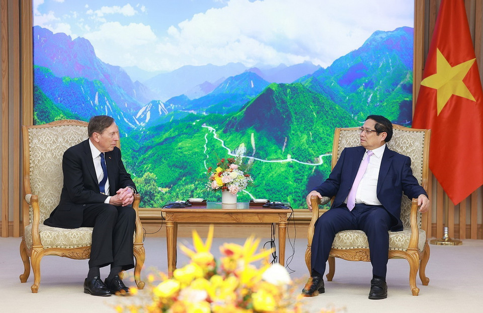 Thủ tướng Phạm Minh Chính tiếp ông David Petraeus Chủ tịch Viện toàn cầu Quỹ đầu tư Kohlberg Kravis Roberts. (Ảnh: Dương Giang/TTXVN)