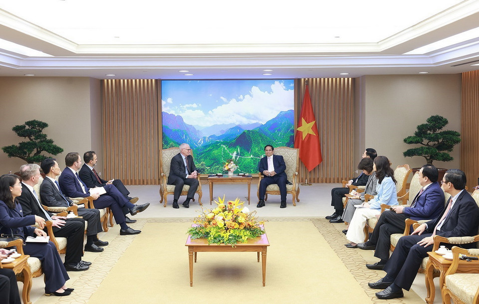 Thủ tướng Phạm Minh Chính tiếp ông John Neuffer, Chủ tịch Hiệp hội Công nghiệp Bán dẫn Hoa Kỳ (SIA). (Ảnh: Dương Giang/TTXVN)