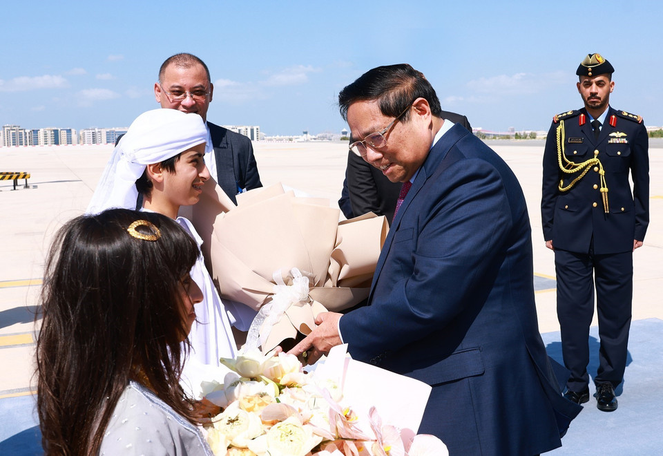 Lễ đón Thủ tướng Phạm Minh Chính và Phu nhân đến sân bay quốc tế Abu Dhabi, Thủ đô Abu Dhabi. (Ảnh: Dương Giang/TTXVN)