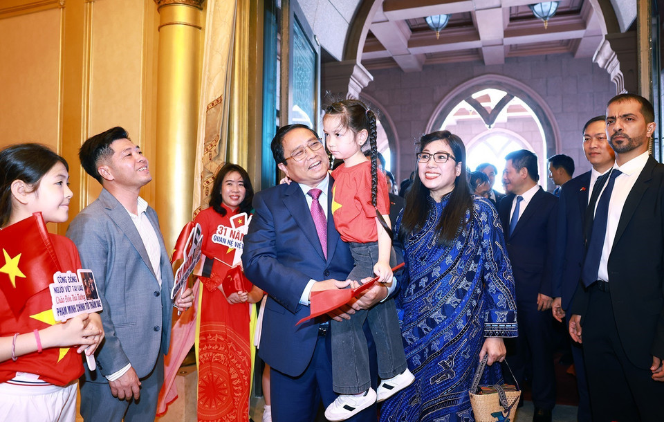 Thủ tướng Phạm Minh Chính và Phu nhân với cộng đồng người Việt Nam tại UAE. (Ảnh: Dương Giang/TTXVN)