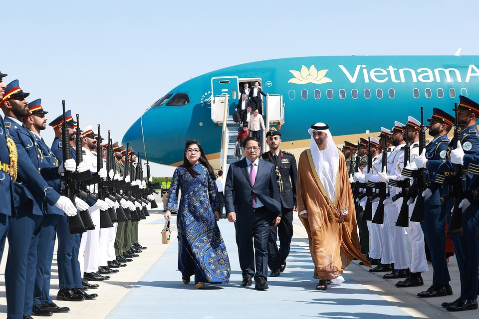 Lễ đón Thủ tướng Phạm Minh Chính và Phu nhân đến sân bay quốc tế Abu Dhabi, Thủ đô Abu Dhabi. (Ảnh: Dương Giang/TTXVN)