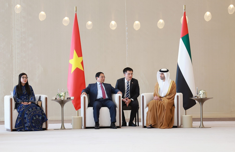 Lễ đón Thủ tướng Phạm Minh Chính và Phu nhân tại sân bay Abu Dhabi. (Ảnh: Dương Giang/TTXVN)