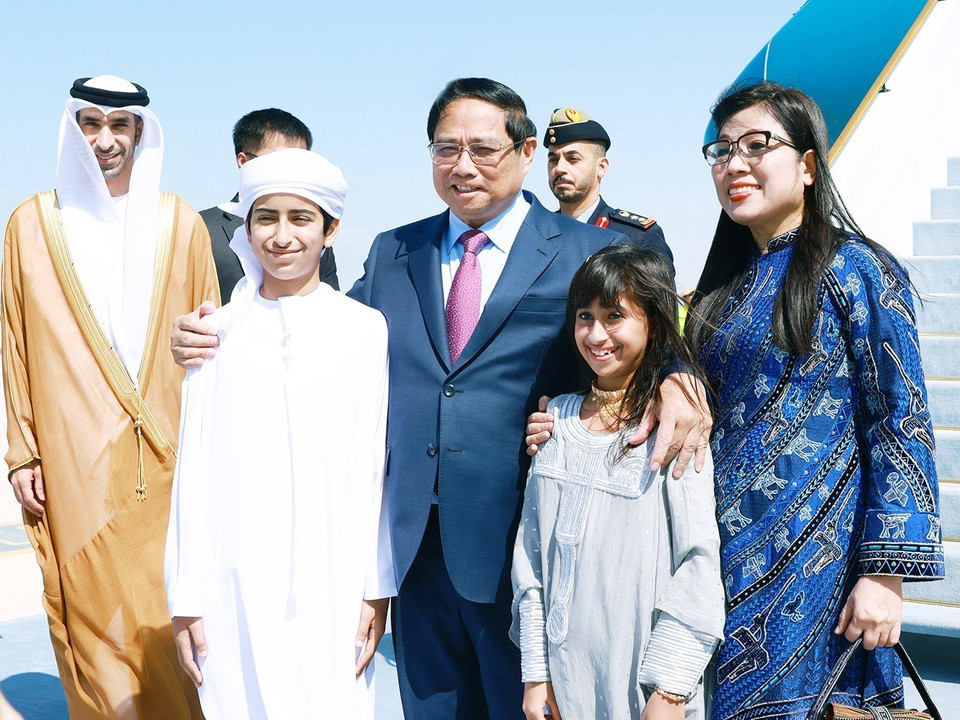 Thiếu nhi UAE trong lễ đón Thủ tướng Phạm Minh Chính và Phu nhân đến sân bay quốc tế Abu Dhabi, Thủ đô Abu Dhabi. (Ảnh: Dương Giang/TTXVN)