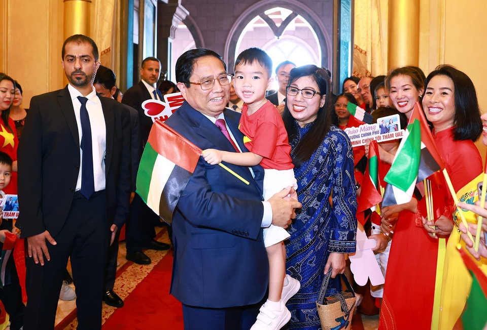 Thủ tướng Phạm Minh Chính và Phu nhân với cộng đồng người Việt Nam tại UAE. (Ảnh: Dương Giang/TTXVN)