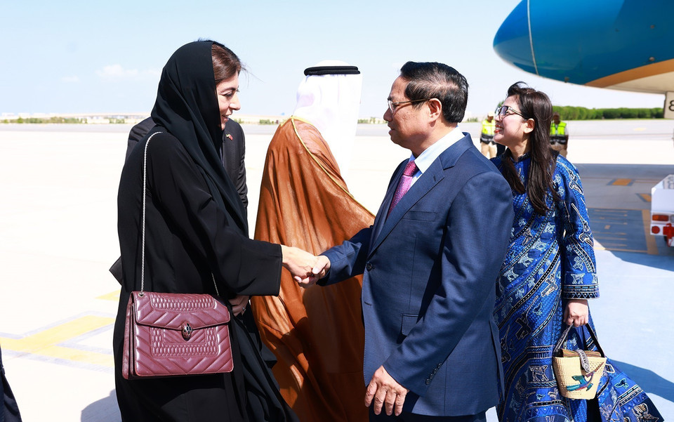 Lễ đón Thủ tướng Phạm Minh Chính và Phu nhân đến sân bay quốc tế Abu Dhabi, Thủ đô Abu Dhabi. (Ảnh: Dương Giang/TTXVN)