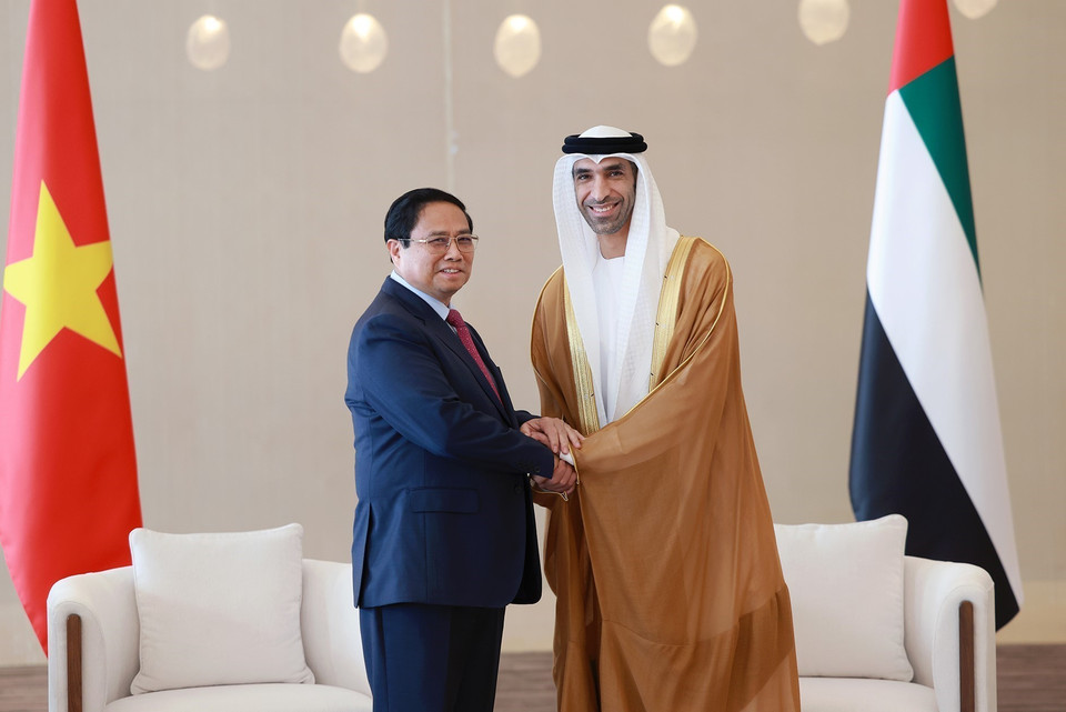 Lễ đón Thủ tướng Phạm Minh Chính và Phu nhân tại sân bay quốc tế Abu Dhabi, Thủ đô Abu Dhabi. (Ảnh: Dương Giang/TTXVN)