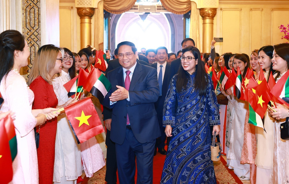 Cán bộ, nhân viên Đại sứ quán và cộng đồng người Việt Nam tại UAE đón Thủ tướng Phạm Minh Chính và Phu nhân. (Ảnh: Dương Giang/TTXVN)