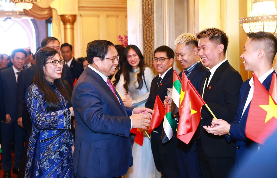 Cán bộ, nhân viên Đại sứ quán và cộng đồng người Việt Nam tại UAE đón Thủ tướng Phạm Minh Chính và Phu nhân. (Ảnh: Dương Giang/TTXVN)