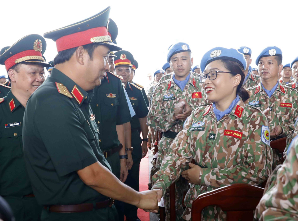 Thượng tướng Phùng Sĩ Tấn động viên các chiến sỹ trước khi lên đường làm nhiệm vụ quốc tế. (Ảnh: An Đăng/TTXVN)