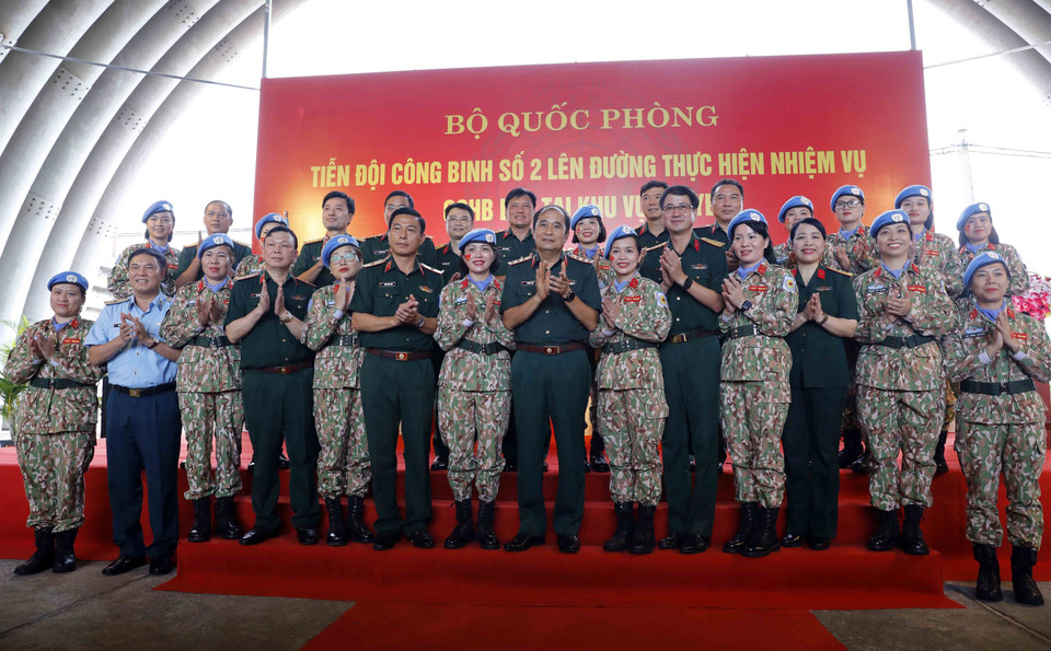 Thượng tướng Phùng Sĩ Tấn với các nữ công binh. (Ảnh: An Đăng/TTXVN)