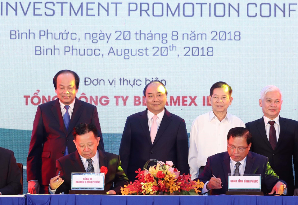 Thủ tướng Nguyễn Xuân Phúc, nguyên Chủ tịch nước Nguyễn Minh Triết chứng kiến lễ ký biên bản thỏa thuận phát triển dự án Khu liên hợp Becamex - Bình Phước. (Ảnh: Thống Nhất/TTXVN)