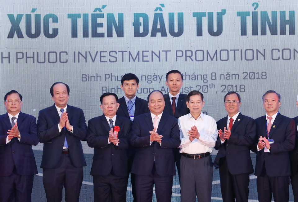 Thủ tướng Nguyễn Xuân Phúc, nguyên Chủ tịch nước Nguyễn Minh Triết chứng kiến lễ ký biên bản thỏa thuận phát triển dự án Khu liên hợp Becamex - Bình Phước. (Ảnh: Thống Nhất/TTXVN)